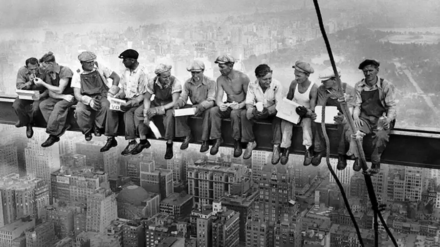 Słynne zdjęcie budowniczych Rockefeller Center jedzących lunch na metalowej belce setki metrów nad ziemią