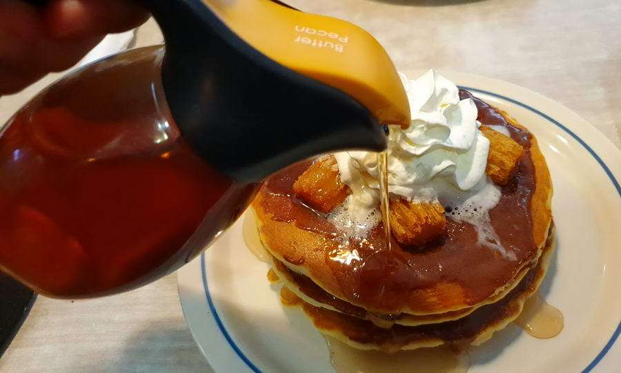 Smaczne amerykańskie naleśniki z sieciowej naleśnikarni