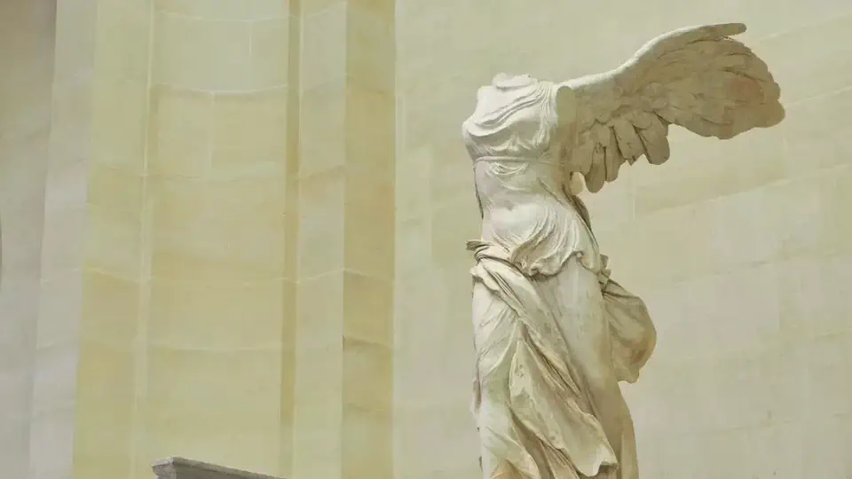 Muzeum Luwr pałac w Paryżu. Nike z Samotraki.