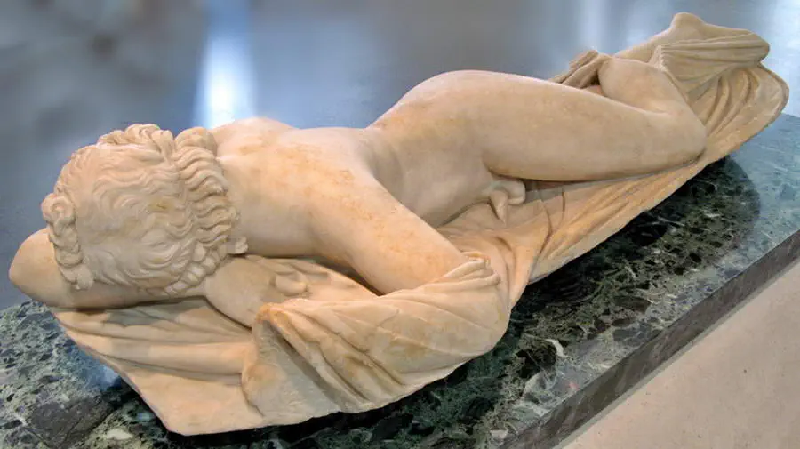 Muzeum Luwr pałac w Paryżu. Rzeźba Hermafrodyty w Luwrze.