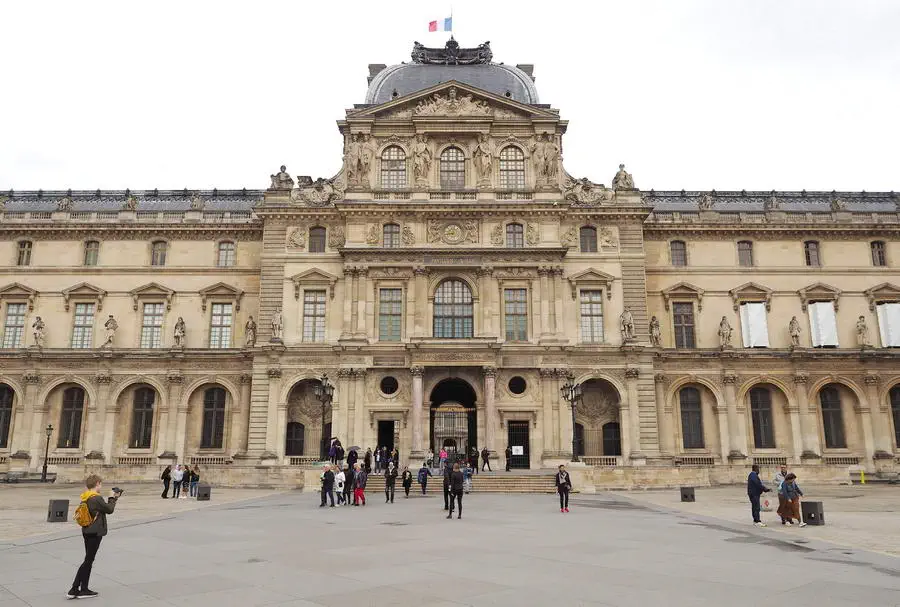 Pałac i muzeum w Luwrze Paryż
