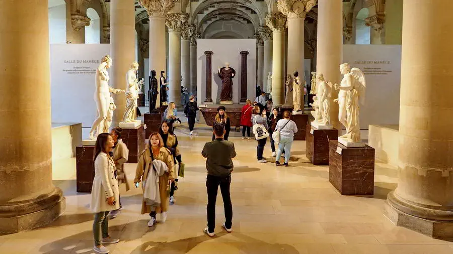 Sala z rzeźbami w paryskim Luwrze