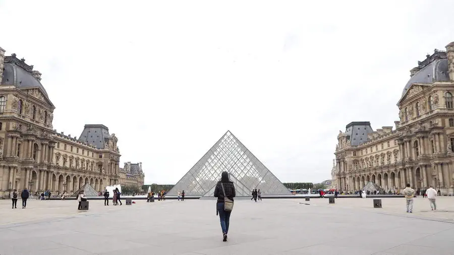 Szklana piramida w pałacu Luwr w Paryżu