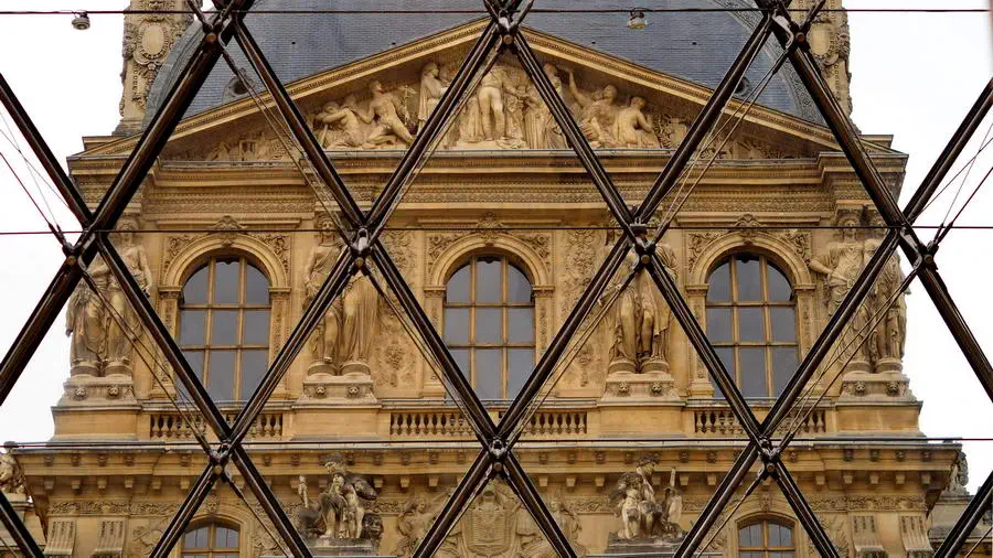 Szklana piramida w Luwrze w Paryżu