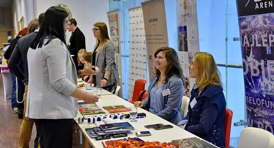 Rozmowy przy stole z przedstawicielami firm z Gdyni