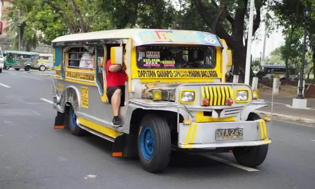 Jeepney symbol Filipin i tani środek transportu