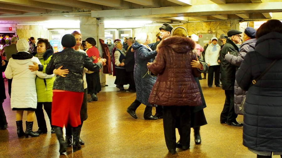 Ludzie tańczą w przejściu podziemnym w Kijowie