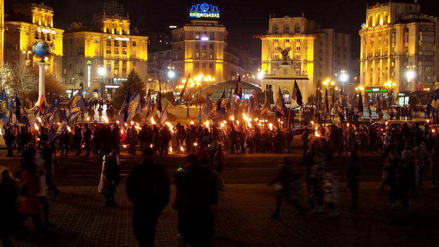 Okolice Majdanu Niezależności wieczorami zamieniają się scenę wiecy politycznych