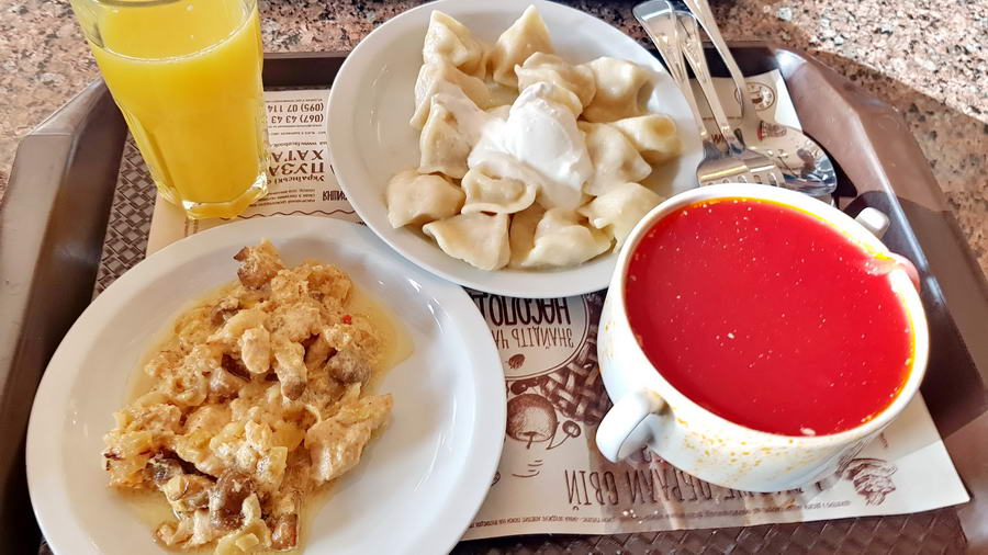 Standardowy zestaw obiadowy w Kijowie barszcz, pielmieni i kurczaczek