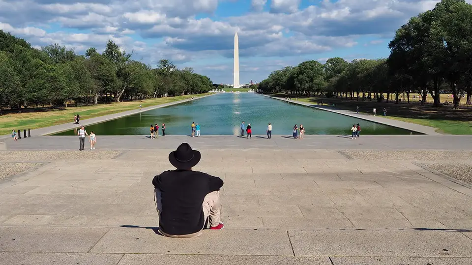 Odpoczynek przy Mauzolemu Waszyngtona z widokiem na obelisk Waszyngtona