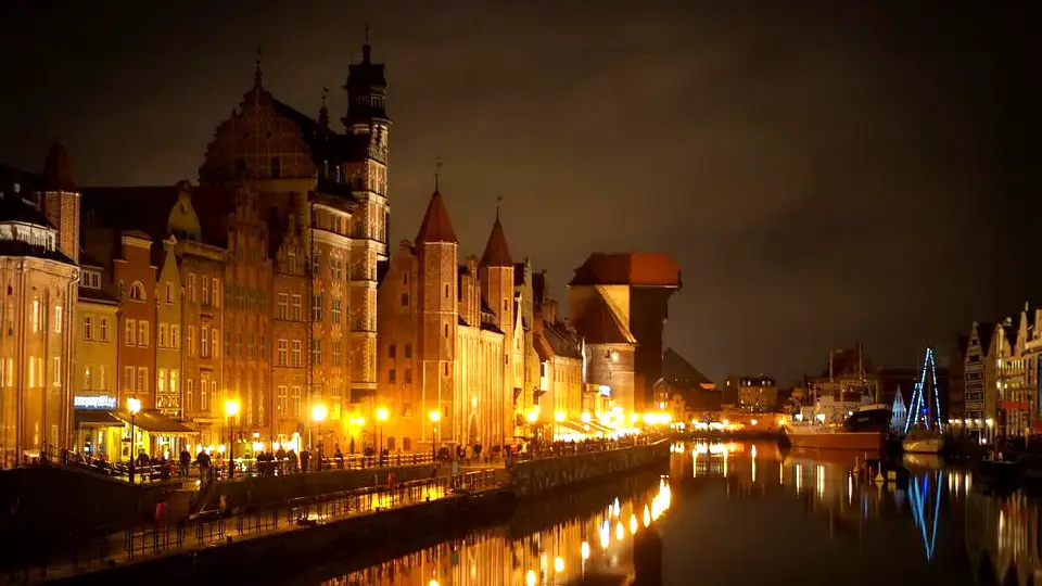 Słynny gdański Żuraw, wygląda wspaniale zwłaszcza po zmroku.