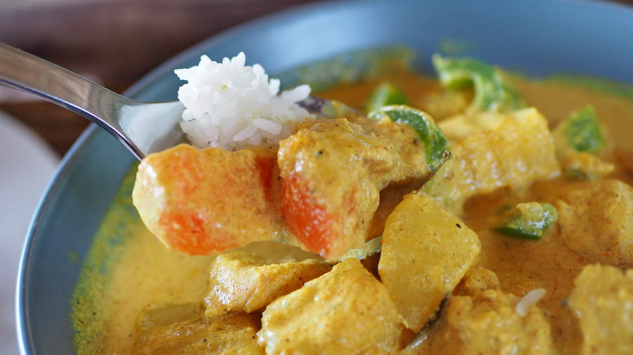 Kurczak curry z ryżem i warzywami 