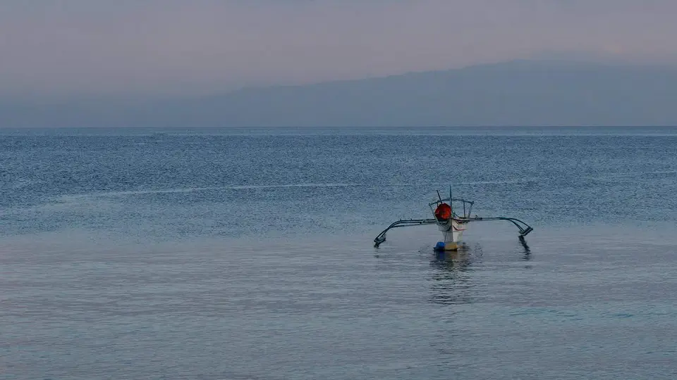 Wyspa Mindoro na Filipinach i łódź bangka.
