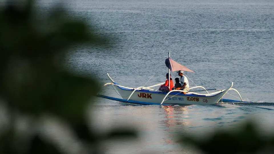 Wyspa Mindoro na Filipinach i łódź bangka.