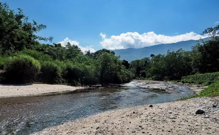 Wyspa Mindoro pełna jest rzek, gór i gęstej dżungli