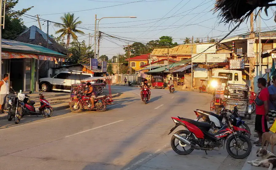 Miasto na wyspie Mindoro to połączenie tradycyjnego życia mieszkańców z turystycznymi atrakcjami.