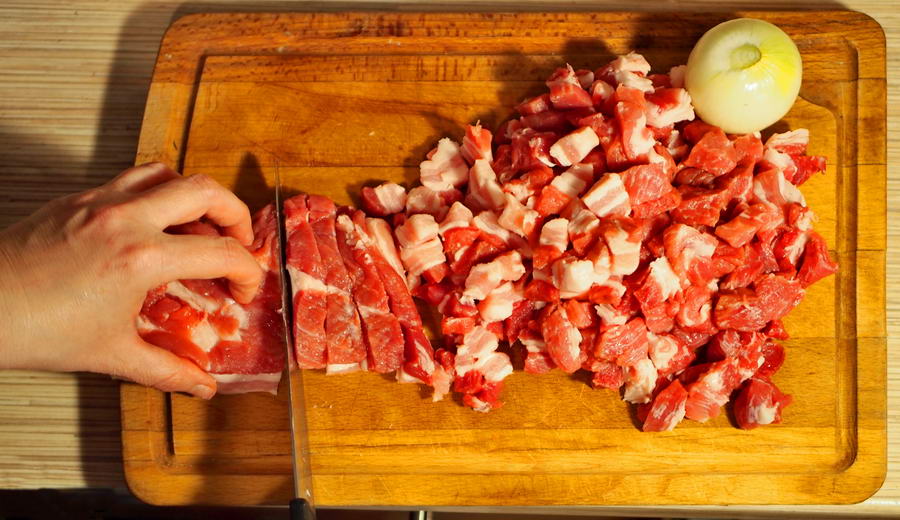 Mięso przygotowane do wypieku babki ziemniaczanej