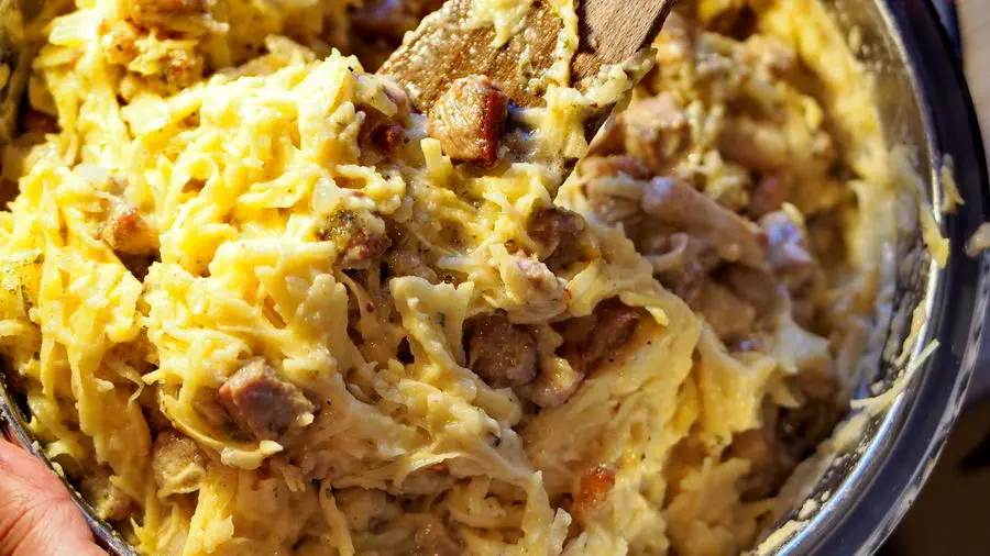 Gotowe ciasto na babkę ziemniaczaną.