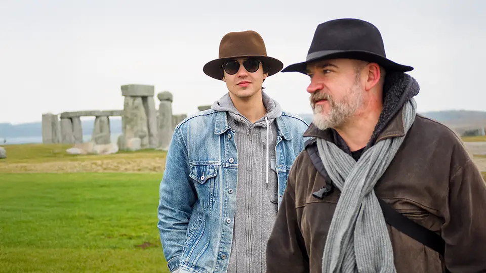 Stonehenge w Anglii i Artur Baumann oraz Piotr Kiżewski.