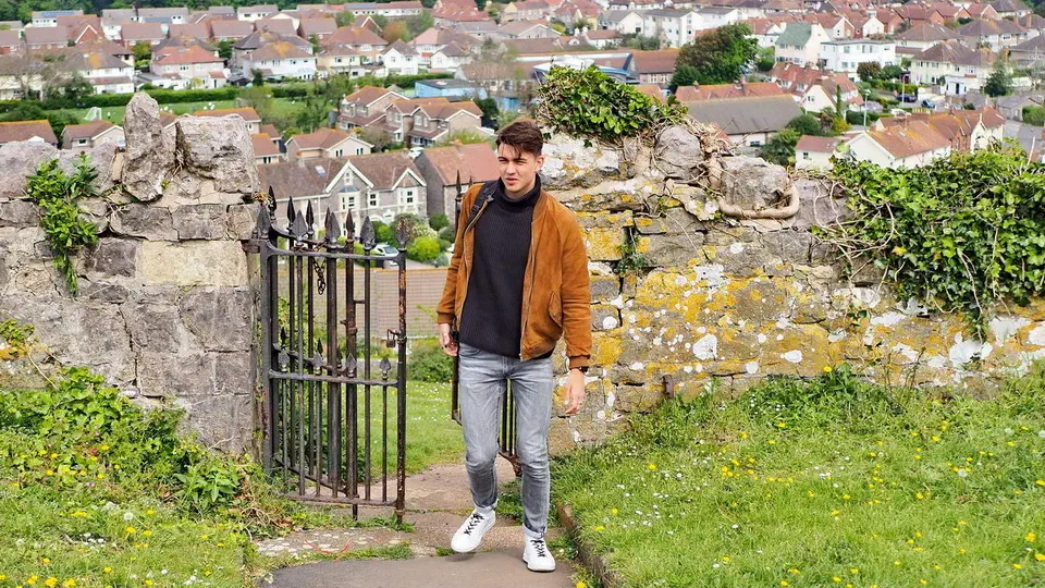 Weston-Super-Mare w Anglii nad kanałem Bristolskim. Artur Baumann i widok na miasto.