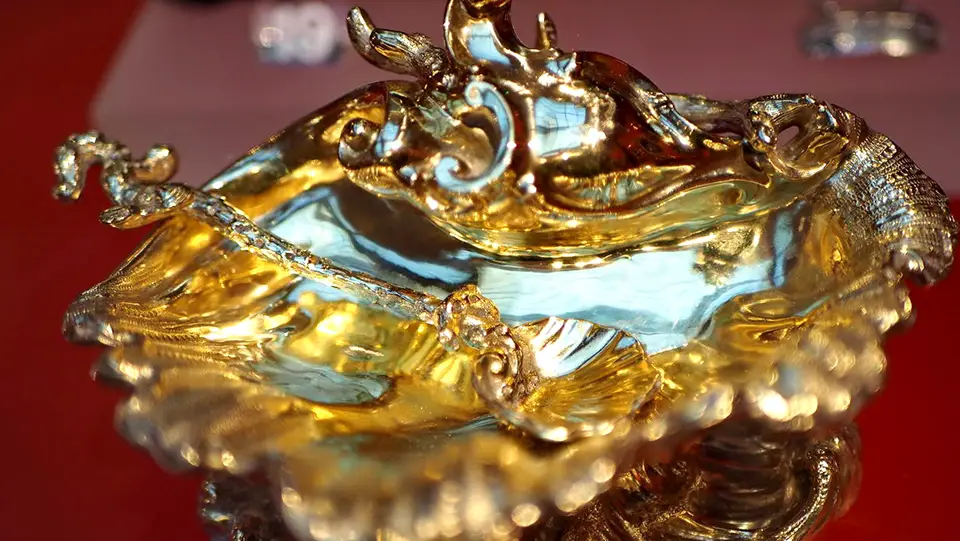 Złota zastawa z muzeum w Bristolu