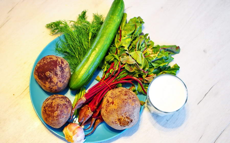 Warzywa na tależu. Ogórek, botwinka, buraki, koper, czosnek i śmietana.