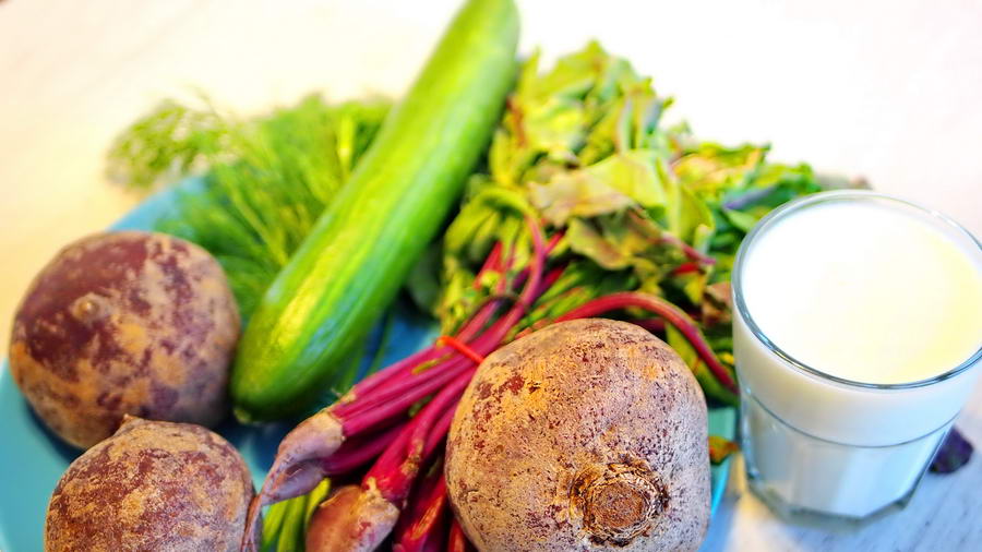 Warzywa na talerzu. Buraki, ogórek i śmietana.