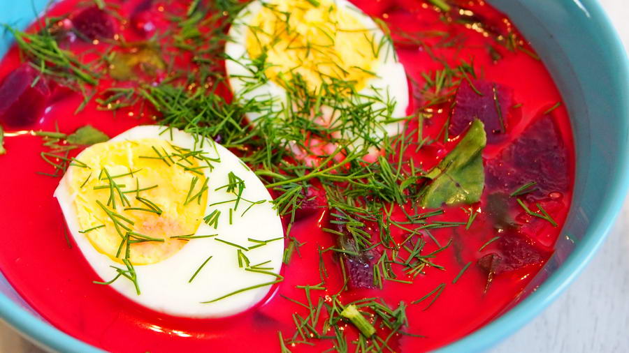 Zupa chłodnik z botwinki i młodych buraków z jajkiem i koperkiem.