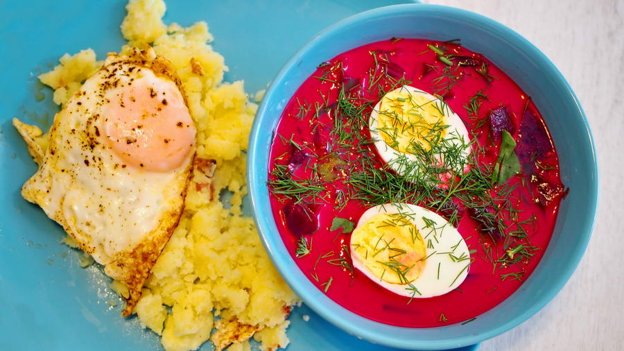 Zupa chłodnik z botwinki i młodych buraków, podana z ziemniakami i jajkiem sadzonym.