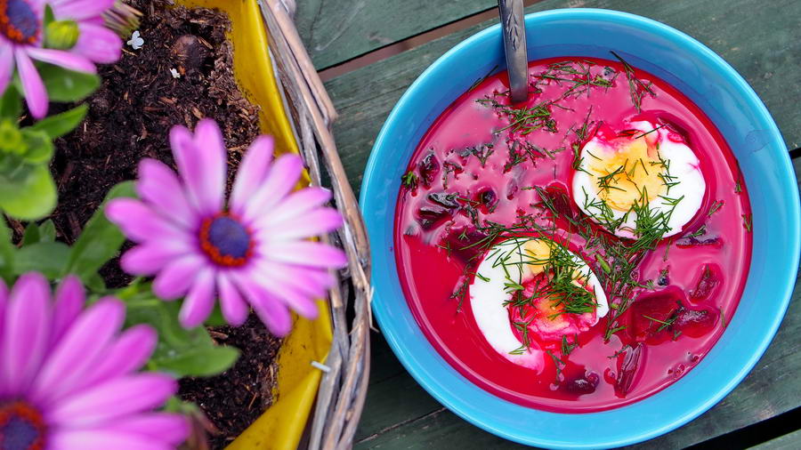 Zupa chłodnik z botwinki i młodych buraków, podana tradycyjnie.