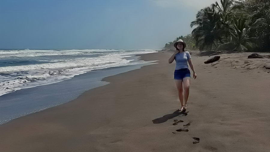 Kostaryka -Plaża o ciemnym pisasku na Tortuguero