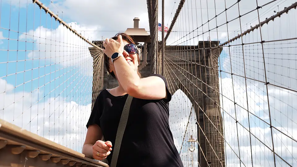 Magdalena Kiżewska na moście Brooklińskim w Nowym Jorku