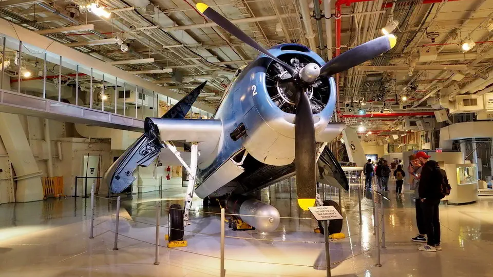Hangar na jednym z pokładów USS Intrepid.