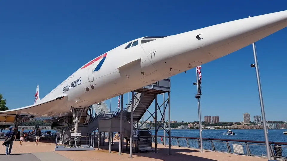 Na pokładzie startowym USS Intrepid stoi wiele samolotów, będących historią Amerykańskich Sił Powietrznych