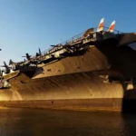 Lotniskowiec Intrepid w Sea Air Space Museum i USS Growler w Nowym Jorku
