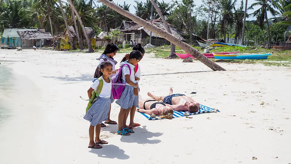 Wyspa Carabao. Młode Filipinki z wyspy Carabao.