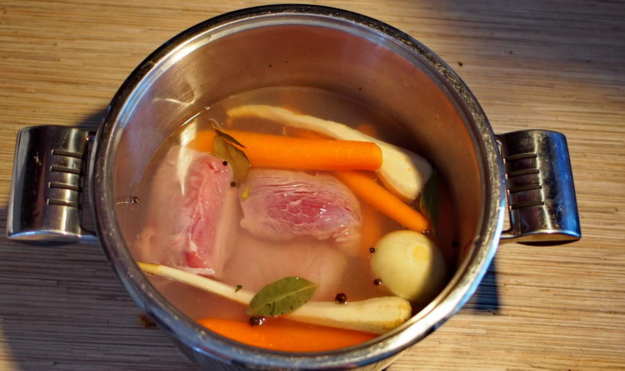 Składniki potrzebne do przyrządzenia zupy szczawiowej.