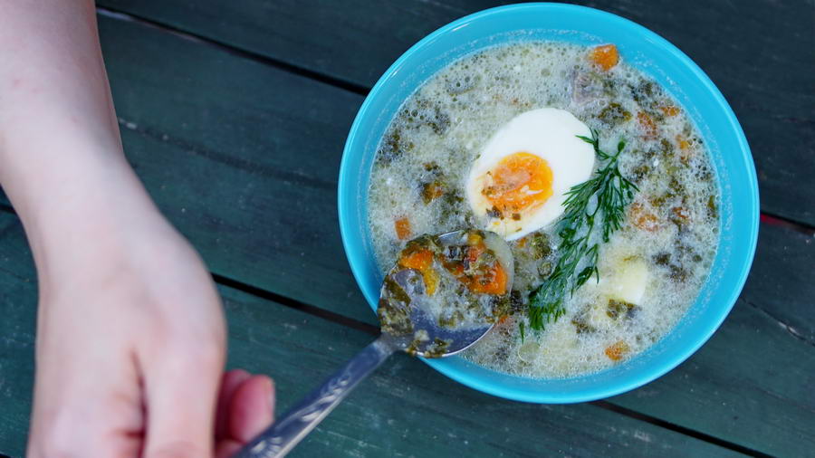 Zupa szczawiowa to prawdziwa gratka dla wielbicieli wiosennych, świeżych zup.