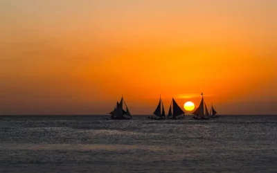 Wyspa Boracay na Filipinach i żagle o zachodzie słońca