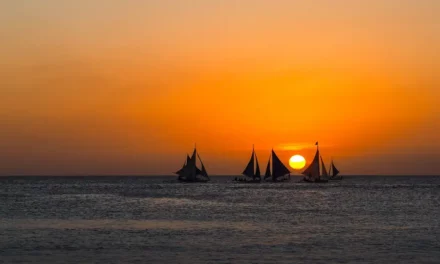 Wyspa Boracay na Filipinach i żagle o zachodzie słońca