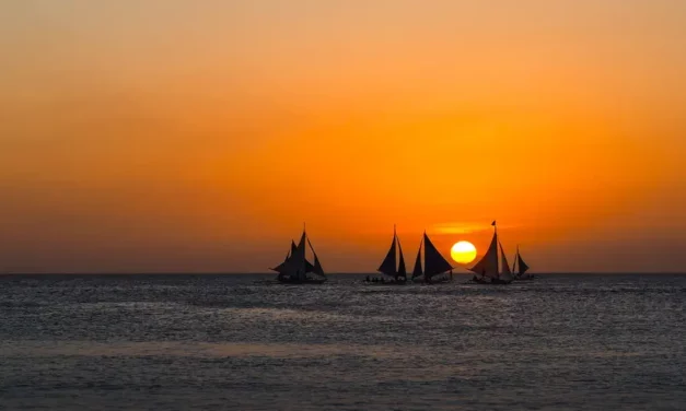 Wyspa Boracay na Filipinach i żagle o zachodzie słońca