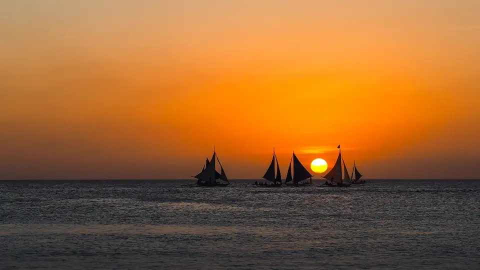 Wyspa Boracay na Filipinach i żagle o zachodzie słońca