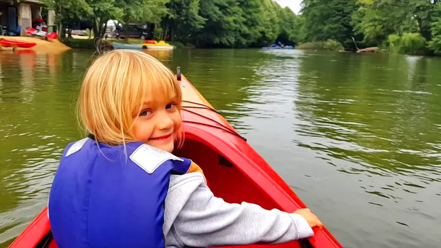 Spływ kajakowy rzeką Brdą w okolicy wsi Swornegacie