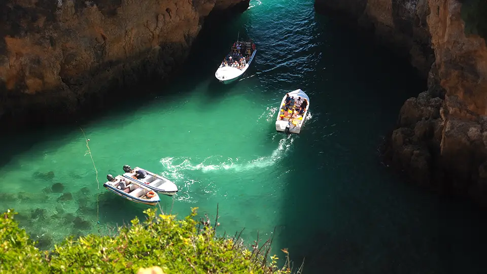 Lagos w Portugalii i zatoka z motorówkami