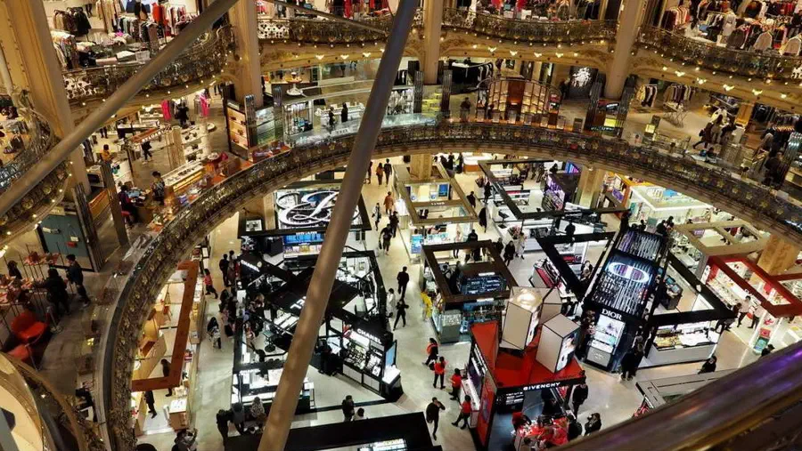 Wnętrze galerii handlowej La Fayette w Paryżu.