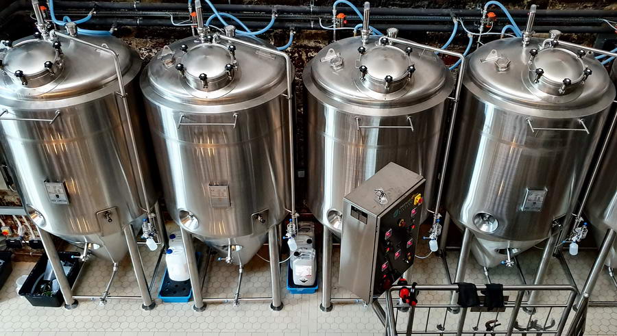 Wielkie kadzie słóżące do produkcji piwa