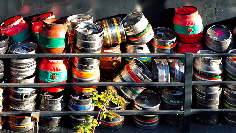 Beczki piwa w pobliżu pubu