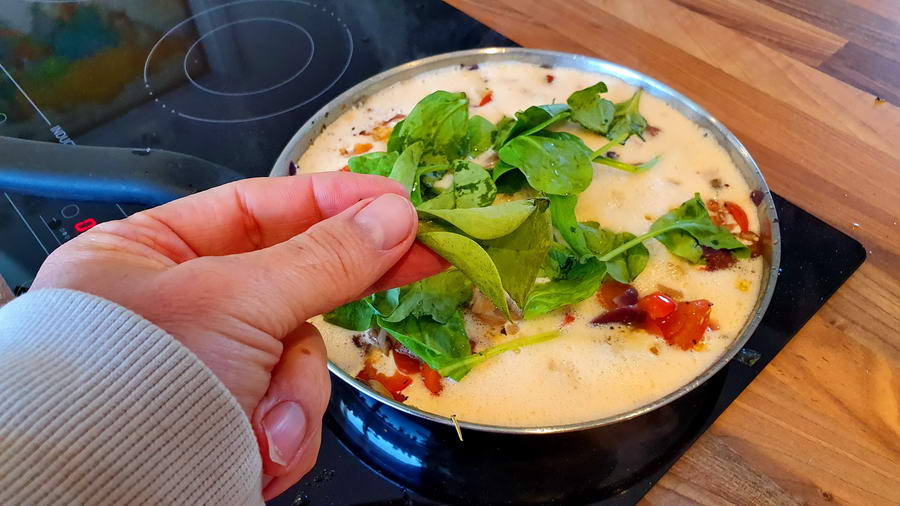 Przygotowanie omletu włoskiego z warzywami