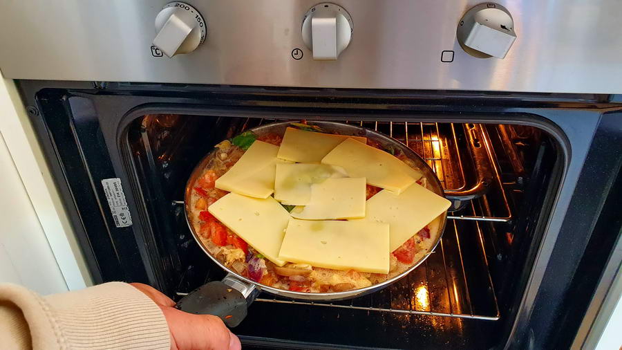 Przygotowanie omletu włoskiego z warzywami