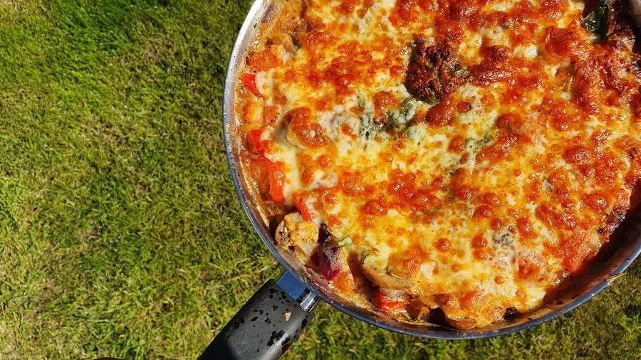 Frittata na patelni w ogrodzie gotowa do podania 